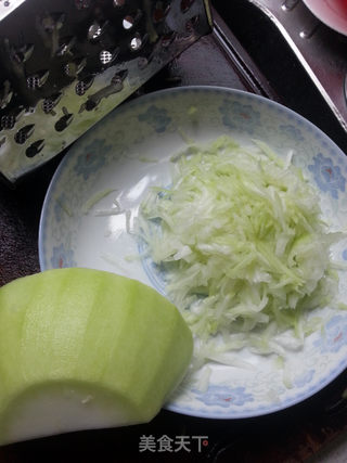 葫芦丝鸡蛋饼的做法步骤:2