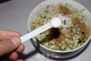 夏吃茄子清热解暑——素馅茄子煎包的做法步骤:5