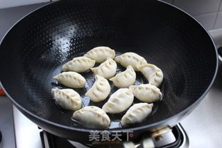 夏吃茄子清热解暑——素馅茄子煎包的做法步骤:13