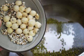 清爽过苦夏——绿豆莲子薏米羹的做法步骤:5