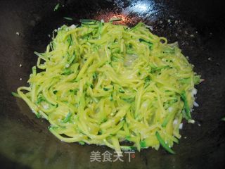 蒜香嫩南瓜丝的做法步骤:4
