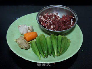 秋葵炒牛肉的做法步骤：1
