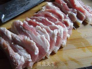 东北酸菜汆白肉的做法步骤:2