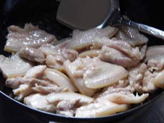 东北酸菜汆白肉的做法步骤:6