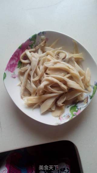 早餐+手撕杏鲍菇+小米粥的做法步骤:2