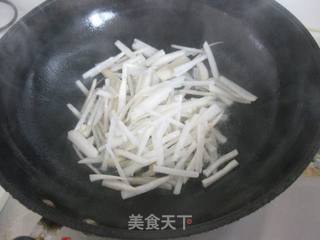 双椒炒萝卜丝的做法步骤:4