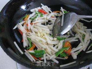 双椒炒萝卜丝的做法步骤:7