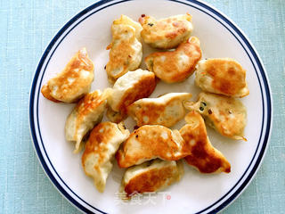 韭菜猪肉饺子(煎饺)的做法步骤:6