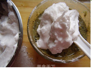 黑芝麻戚风蛋糕(6寸)的做法步骤:9