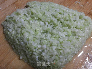 白菜猪肉水饺的做法步骤:2