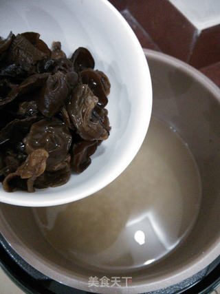 海鲜黑木耳糙米粥的做法步骤:4