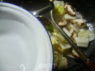 花菇白菜炒年糕的做法步骤:7