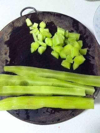 莴苣鸡丁的做法步骤:2