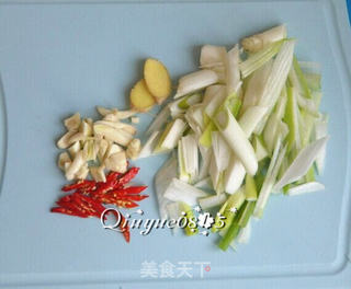 葱爆羊肉的做法步骤:2