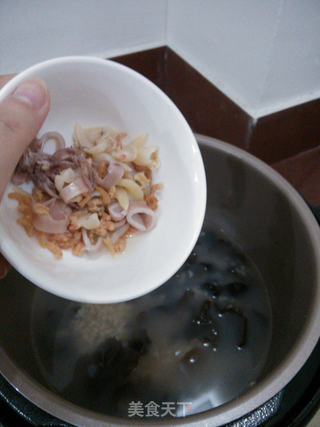 海鲜黑木耳糙米粥的做法步骤:5