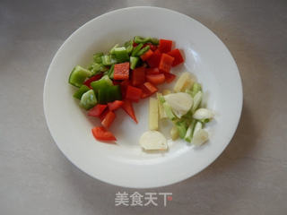 双椒炒大虾的做法步骤:2