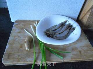 盐煎虾的做法步骤：1