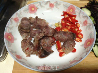 无辣不欢-----------湖南薰肠炒红菜苔的做法步骤:3