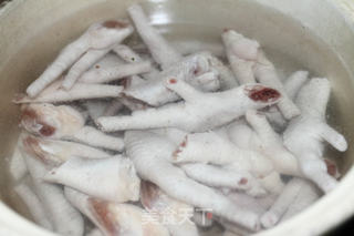 解馋小零食:泡椒凤爪的做法步骤:2