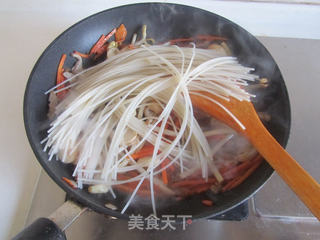 肉丝炒米粉的做法步骤:7
