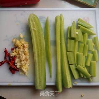 火腿肠炒黄瓜的做法步骤:2