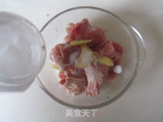 鸡肉口蘑豆腐的做法步骤:2