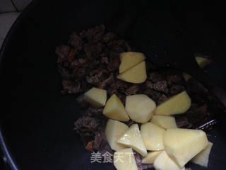 土豆煲牛腩的做法步骤:6