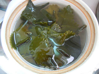 冬季多补汤水---海鲜排骨汤的做法步骤:3