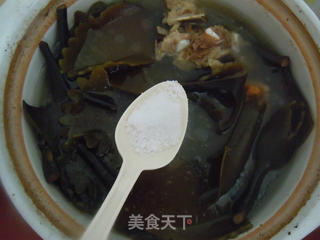 冬季多补汤水---海鲜排骨汤的做法步骤:6