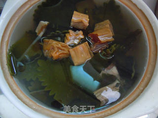 冬季多补汤水---海鲜排骨汤的做法步骤:5