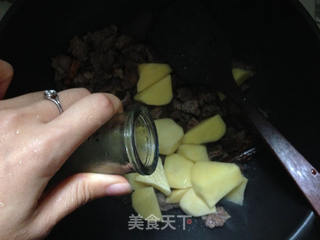 土豆煲牛腩的做法步骤:7