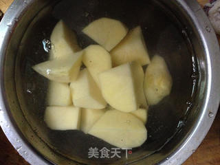 土豆煲牛腩的做法步骤:2
