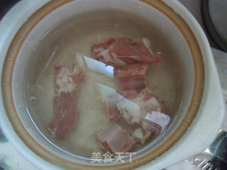 冬季多补汤水---海鲜排骨汤的做法步骤:2