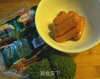 【荷美尔18般美味，“宴”惊四座】炸热狗肠的做法步骤：1