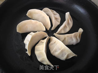 冬笋芹菜猪肉煎饺的做法步骤:9