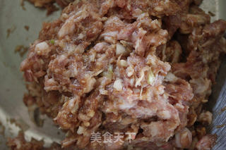 红烧狮子头的做法步骤：1