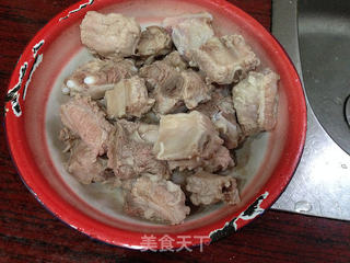 排骨春菜煲的做法步骤:2
