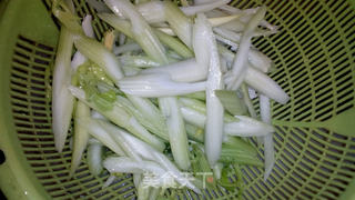 芹菜清炒云耳的做法步骤:4