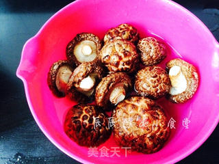 乌鸡花菇靓汤的做法步骤：2