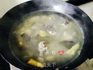 乌鸡花菇靓汤的做法步骤：1
