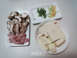 培根香菇炖豆腐的做法步骤:2