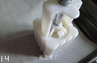 广式豆沙蛋黄月饼的做法步骤:14