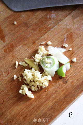 【荷美尔18般美味，“宴”惊四座】红红火火——脆皮肠炒年糕的做法步骤：6