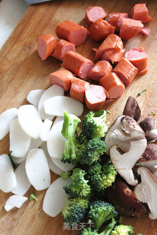 【荷美尔18般美味，“宴”惊四座】红红火火——脆皮肠炒年糕的做法步骤：2