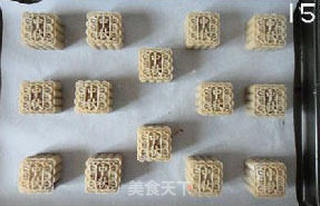 广式豆沙蛋黄月饼的做法步骤:15