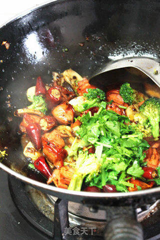 【荷美尔18般美味，“宴”惊四座】红红火火——脆皮肠炒年糕的做法步骤：12