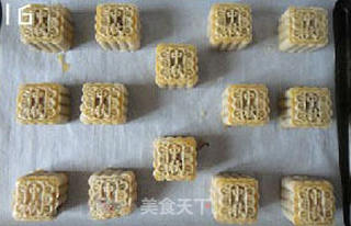 广式豆沙蛋黄月饼的做法步骤:16