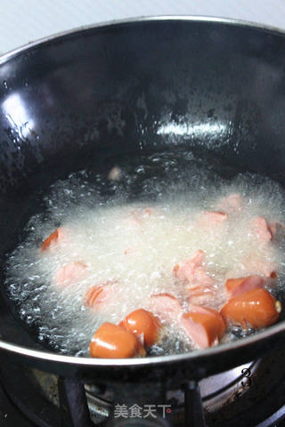 【荷美尔18般美味，“宴”惊四座】红红火火——脆皮肠炒年糕的做法步骤：3