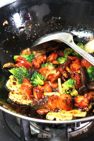 【荷美尔18般美味，“宴”惊四座】红红火火——脆皮肠炒年糕的做法步骤：11