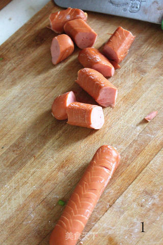 【荷美尔18般美味，“宴”惊四座】红红火火——脆皮肠炒年糕的做法步骤：1